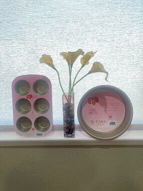 Paris Hilton Bakeware Set Muffin Pan 6 Cup + 9 Inch Cake Pan Pink NWT